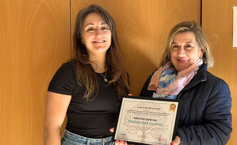 Entrega del diploma al colegio