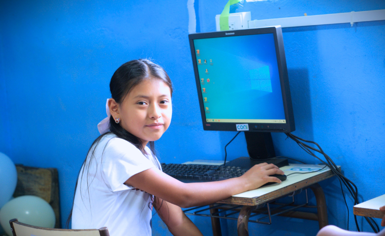 Entrega del diploma al colegio